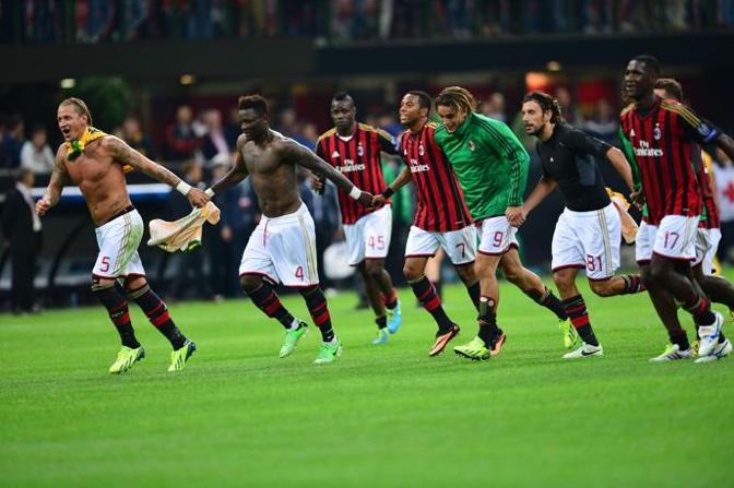 Il Milan corre verso la curva ad esultare con i tifosi. Afp 
